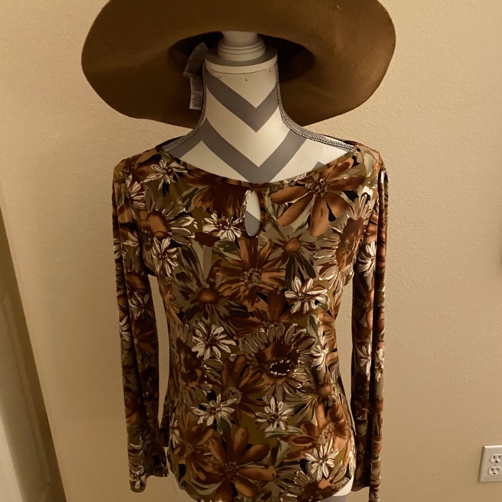 AGB-sz M, long sleeve soft stretchy top.